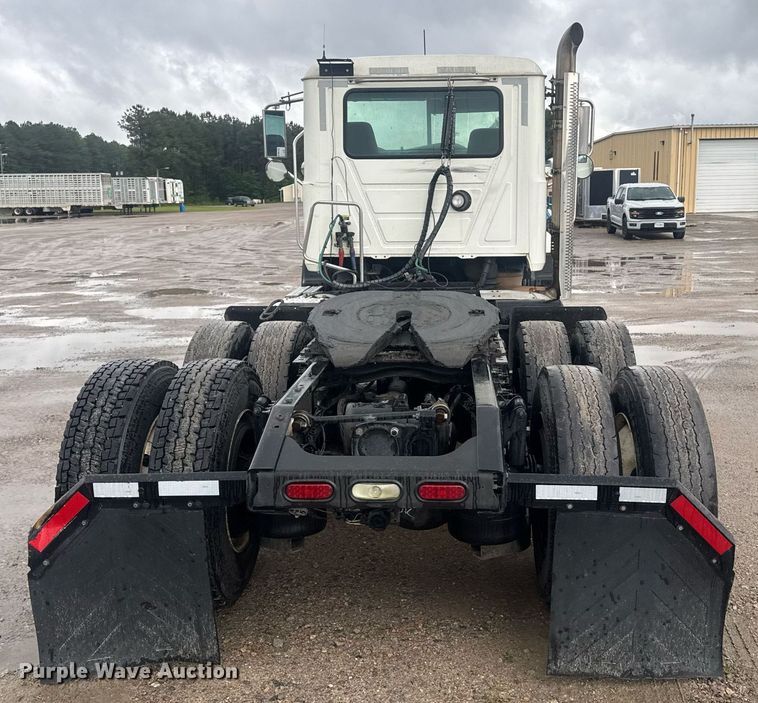 image for item DW1951 2015 Mack CXU613 semi truck