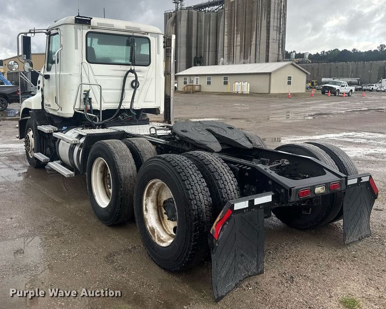 image for item DW1951 2015 Mack CXU613 semi truck