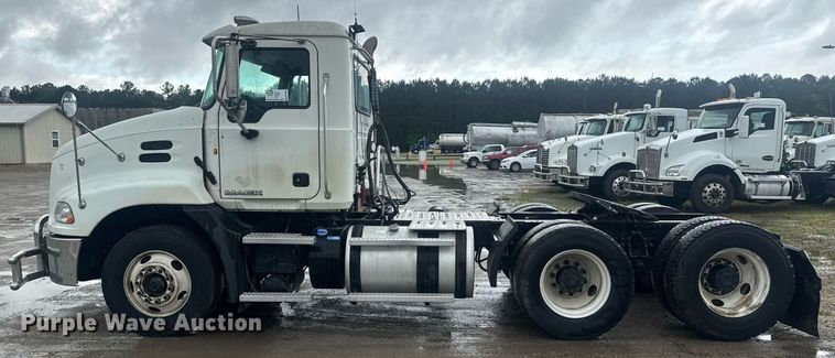 image for item DW1951 2015 Mack CXU613 semi truck