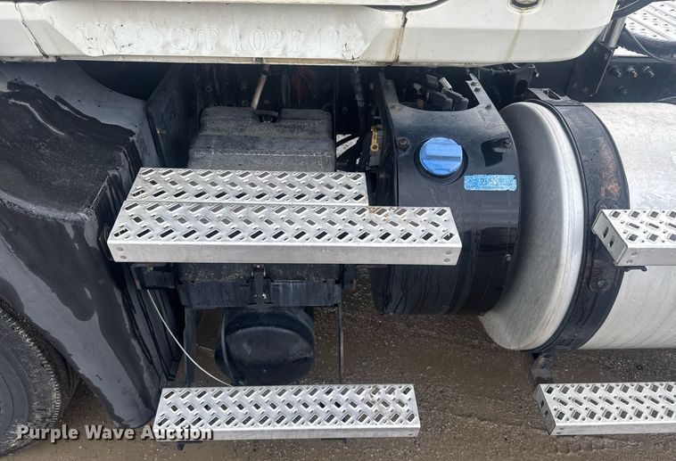 image for item DW1951 2015 Mack CXU613 semi truck