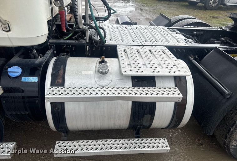 image for item DW1951 2015 Mack CXU613 semi truck