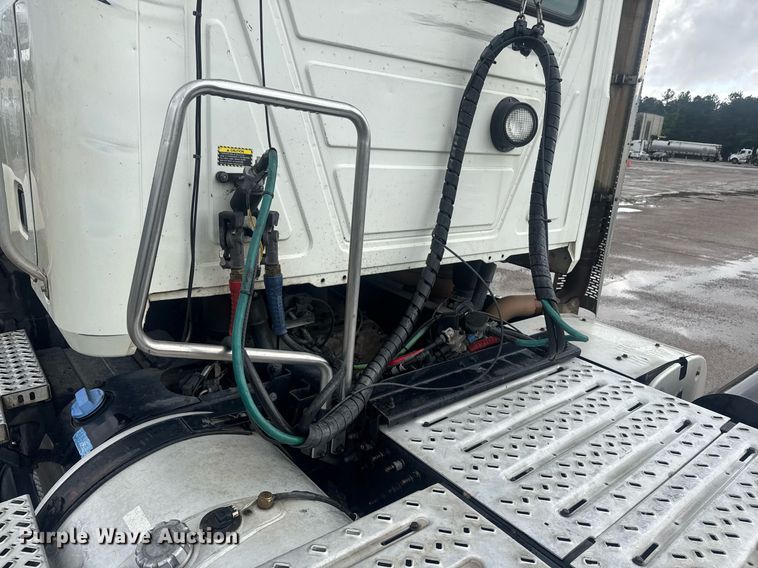 image for item DW1951 2015 Mack CXU613 semi truck