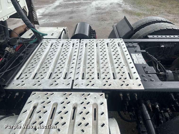 image for item DW1951 2015 Mack CXU613 semi truck