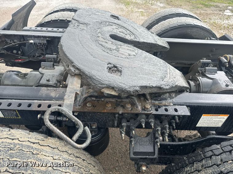 image for item DW1951 2015 Mack CXU613 semi truck