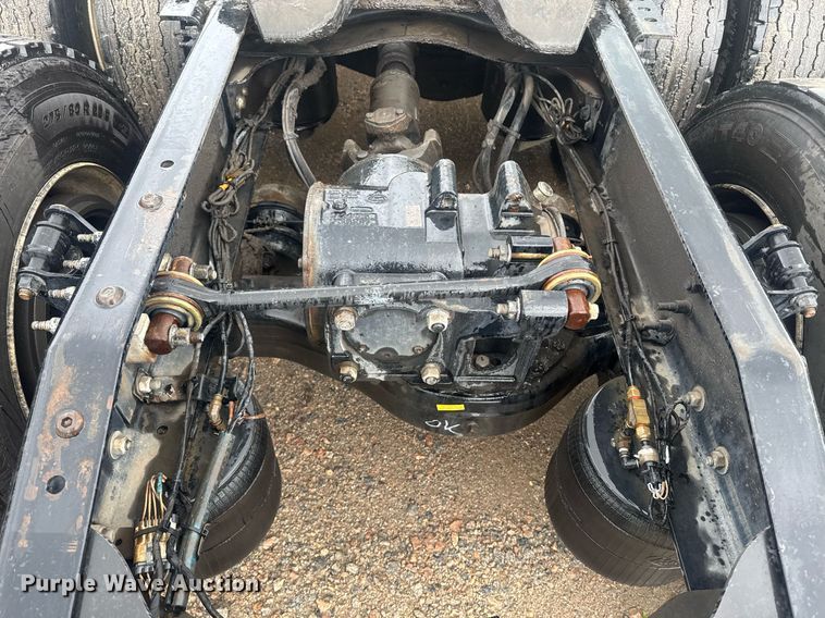 image for item DW1951 2015 Mack CXU613 semi truck