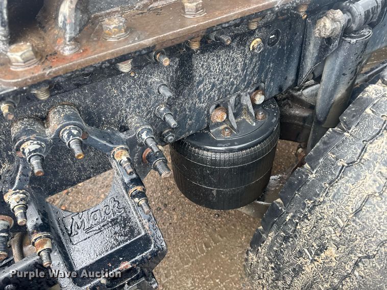 image for item DW1951 2015 Mack CXU613 semi truck