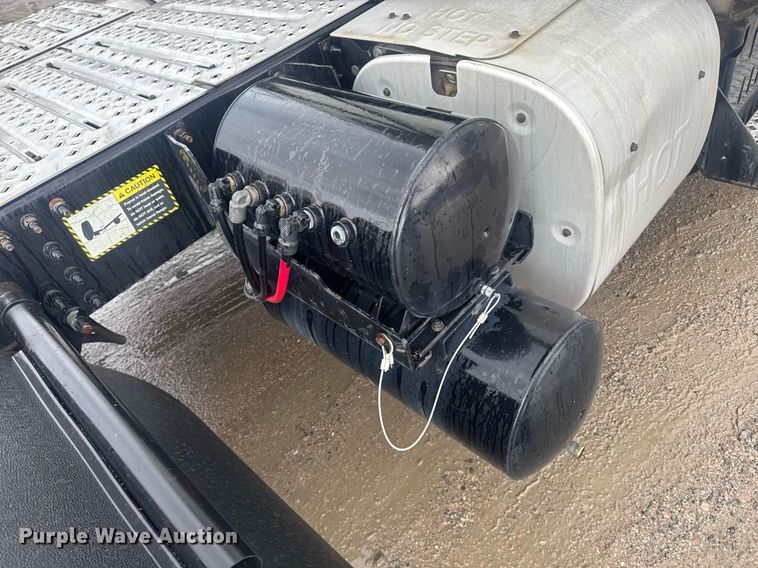 image for item DW1951 2015 Mack CXU613 semi truck