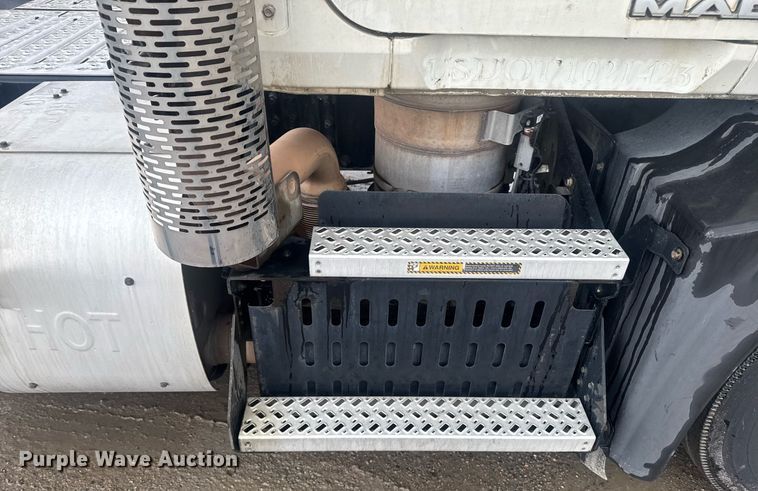 image for item DW1951 2015 Mack CXU613 semi truck