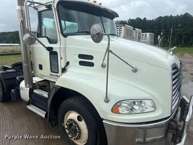image for item DW1951 2015 Mack CXU613 semi truck