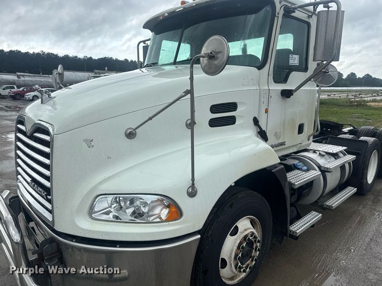 image for item DW1951 2015 Mack CXU613 semi truck