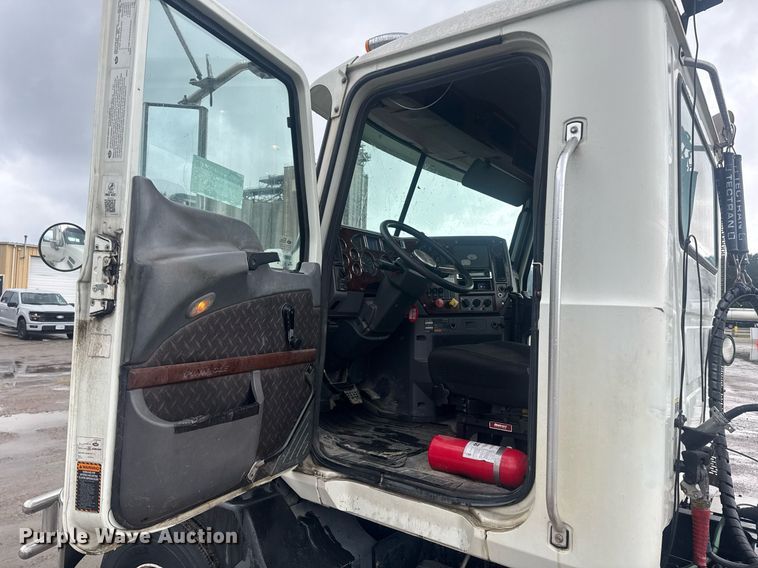 image for item DW1951 2015 Mack CXU613 semi truck