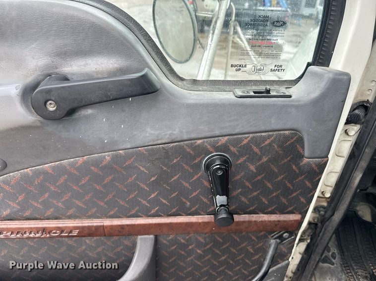 image for item DW1951 2015 Mack CXU613 semi truck