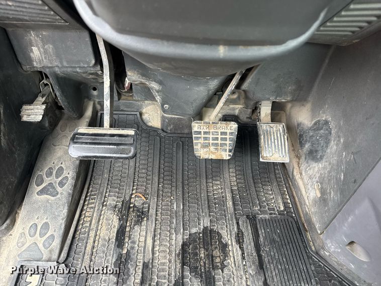 image for item DW1951 2015 Mack CXU613 semi truck