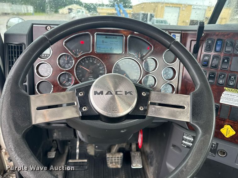 image for item DW1951 2015 Mack CXU613 semi truck