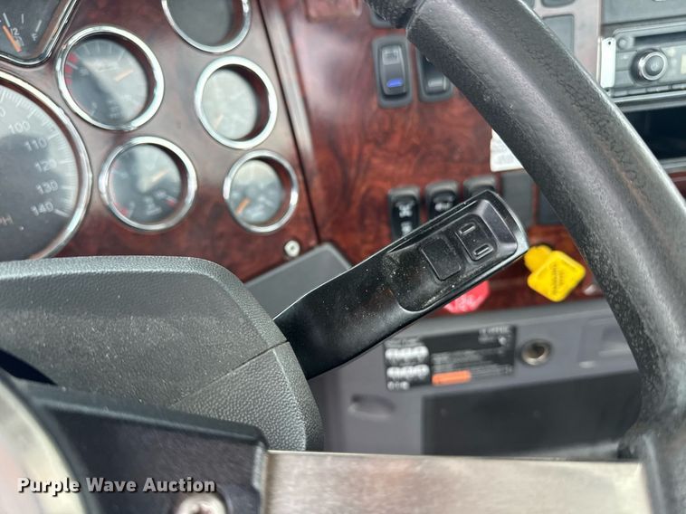 image for item DW1951 2015 Mack CXU613 semi truck