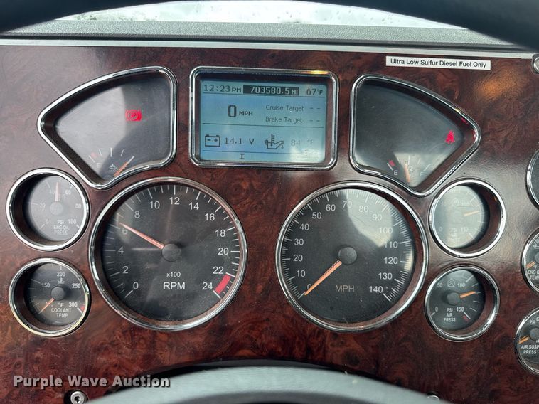 image for item DW1951 2015 Mack CXU613 semi truck