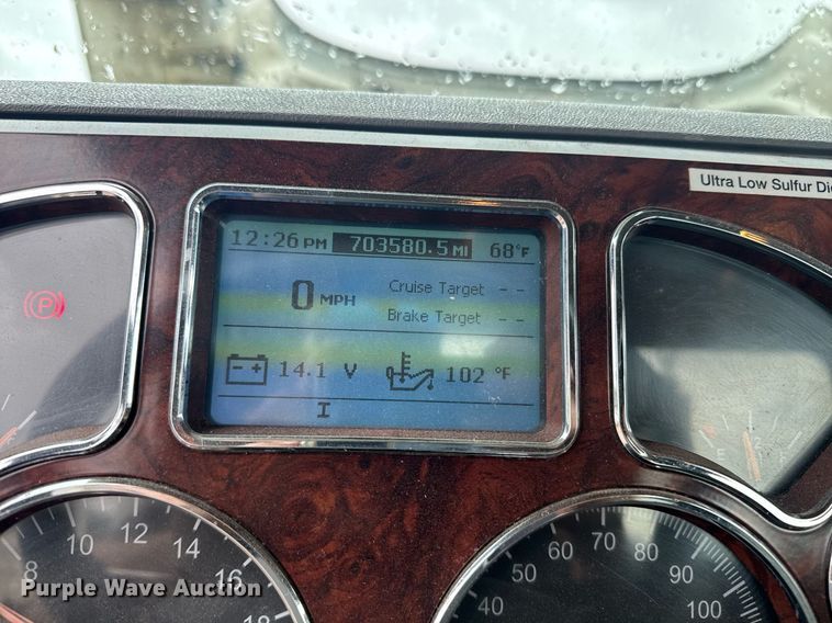 image for item DW1951 2015 Mack CXU613 semi truck