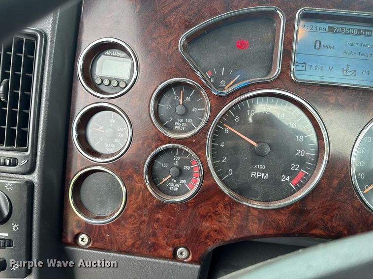 image for item DW1951 2015 Mack CXU613 semi truck