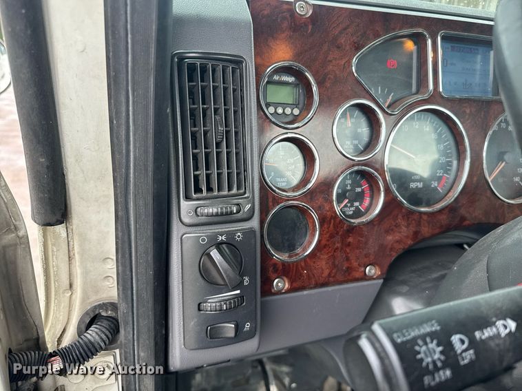 image for item DW1951 2015 Mack CXU613 semi truck