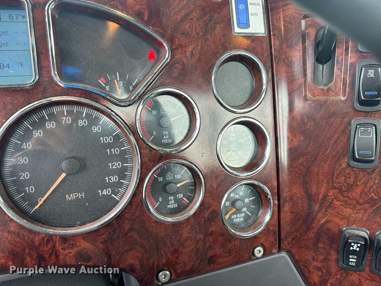 image for item DW1951 2015 Mack CXU613 semi truck