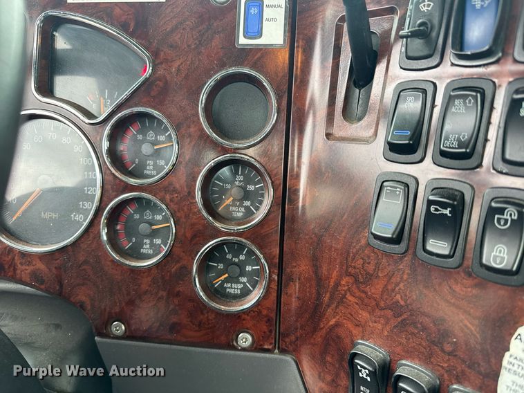 image for item DW1951 2015 Mack CXU613 semi truck