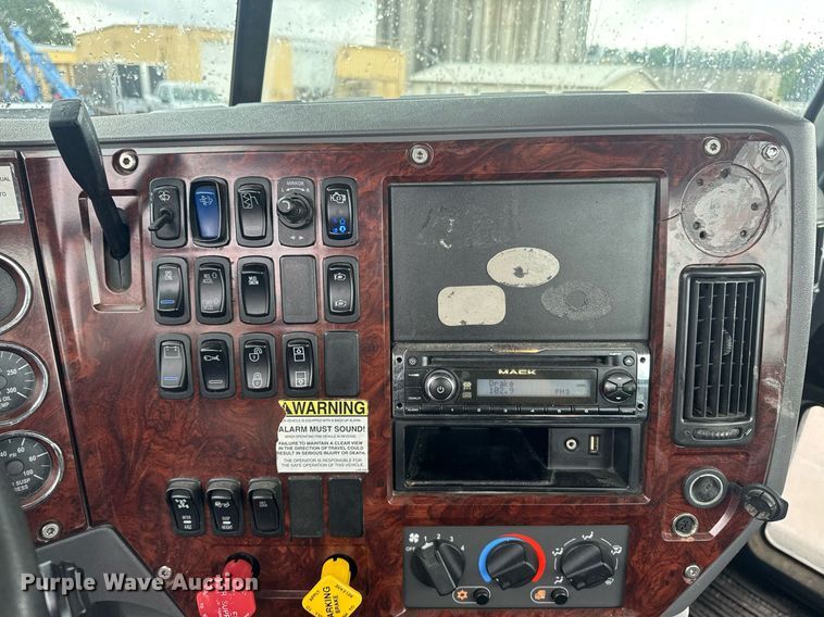 image for item DW1951 2015 Mack CXU613 semi truck