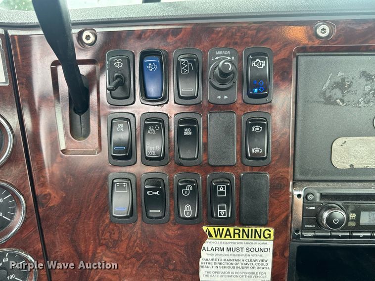 image for item DW1951 2015 Mack CXU613 semi truck