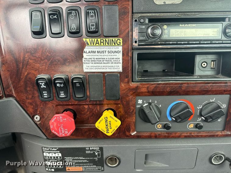 image for item DW1951 2015 Mack CXU613 semi truck