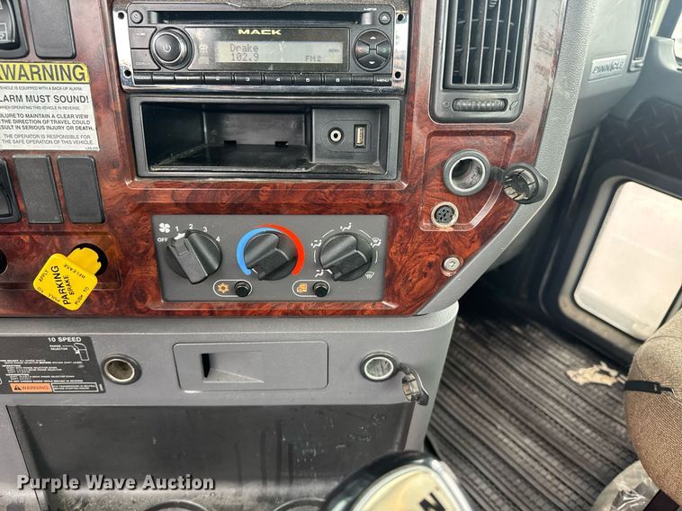 image for item DW1951 2015 Mack CXU613 semi truck