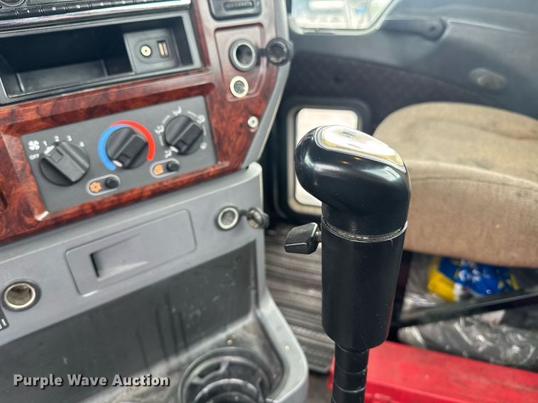 image for item DW1951 2015 Mack CXU613 semi truck