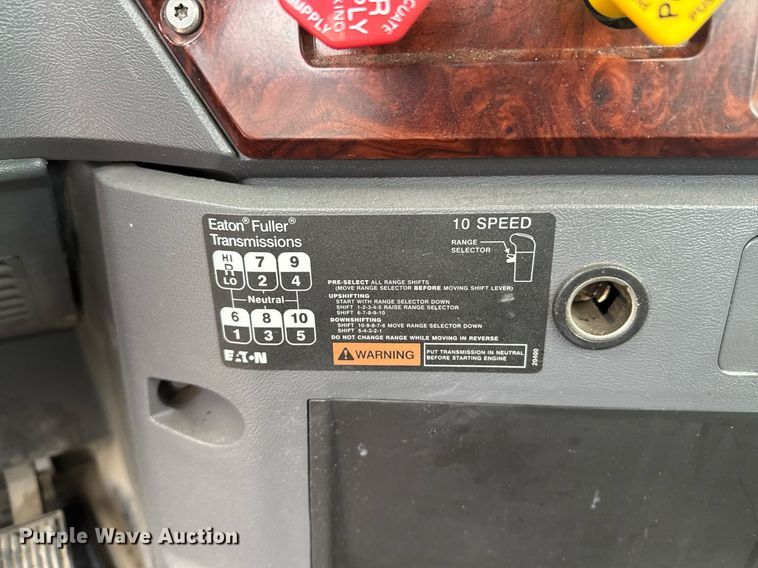 image for item DW1951 2015 Mack CXU613 semi truck