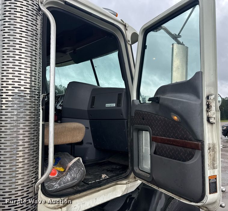 image for item DW1951 2015 Mack CXU613 semi truck