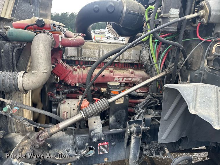 image for item DW1951 2015 Mack CXU613 semi truck