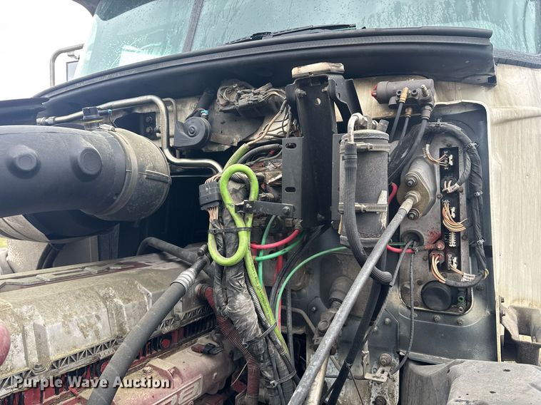 image for item DW1951 2015 Mack CXU613 semi truck