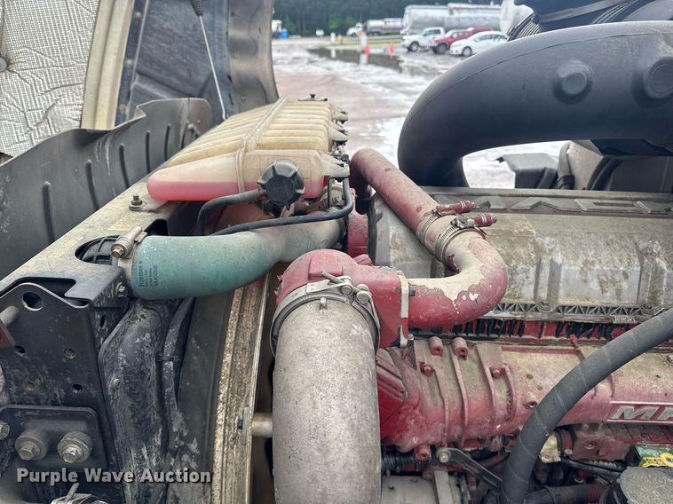 image for item DW1951 2015 Mack CXU613 semi truck