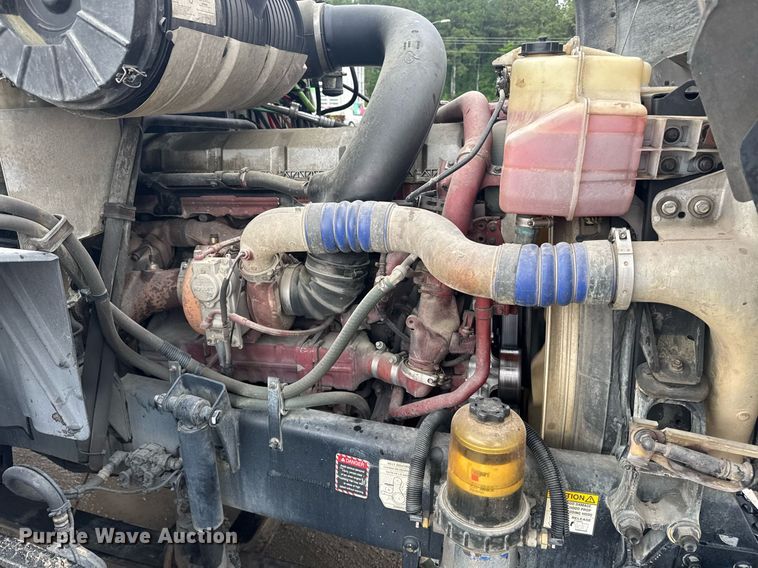 image for item DW1951 2015 Mack CXU613 semi truck