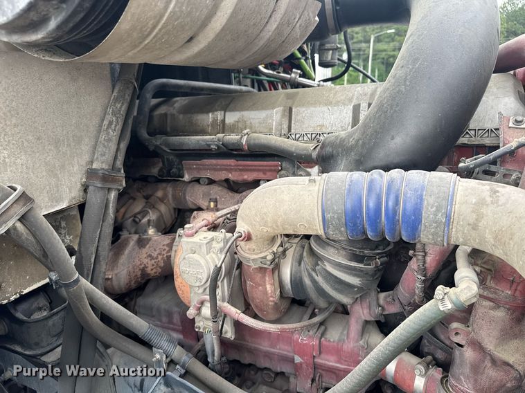 image for item DW1951 2015 Mack CXU613 semi truck