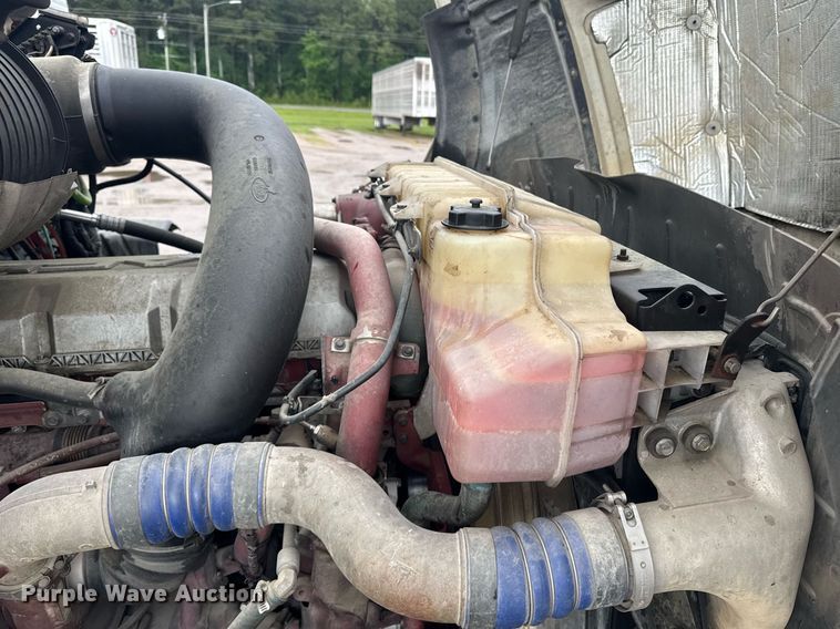 image for item DW1951 2015 Mack CXU613 semi truck