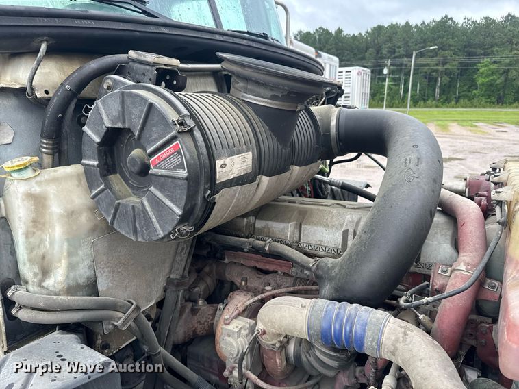 image for item DW1951 2015 Mack CXU613 semi truck