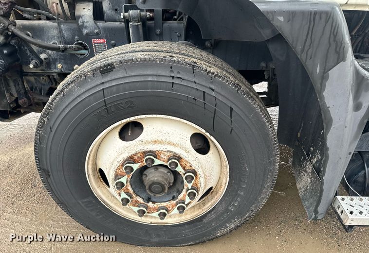 image for item DW1951 2015 Mack CXU613 semi truck