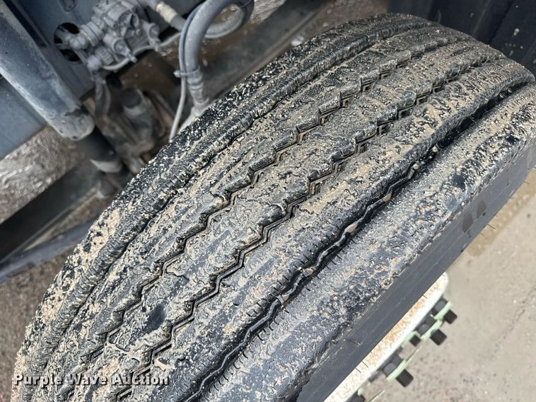 image for item DW1951 2015 Mack CXU613 semi truck