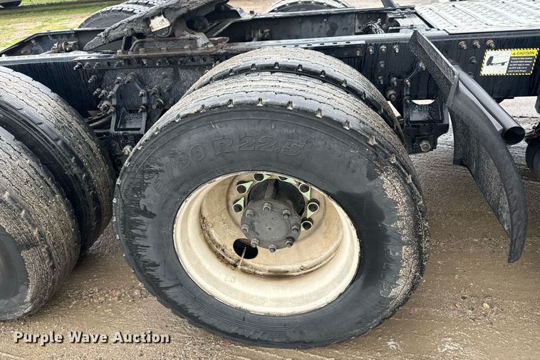 image for item DW1951 2015 Mack CXU613 semi truck