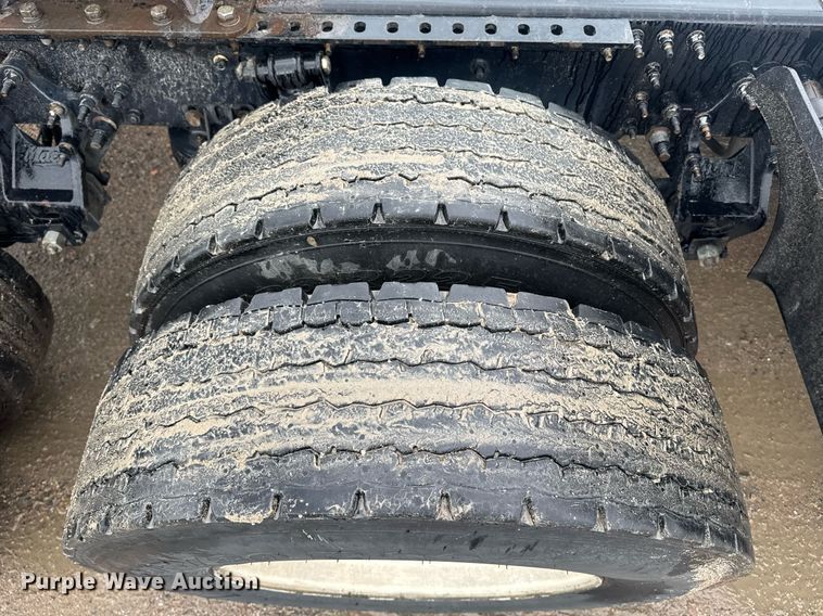 image for item DW1951 2015 Mack CXU613 semi truck