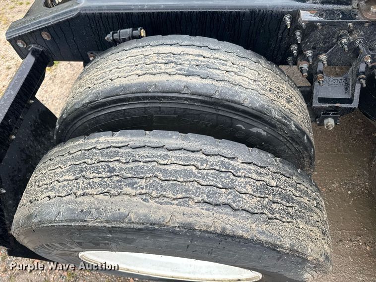 image for item DW1951 2015 Mack CXU613 semi truck