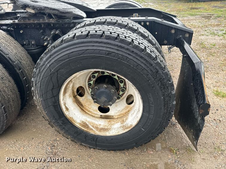 image for item DW1951 2015 Mack CXU613 semi truck