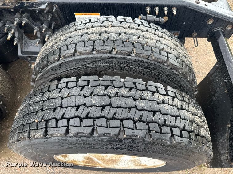 image for item DW1951 2015 Mack CXU613 semi truck