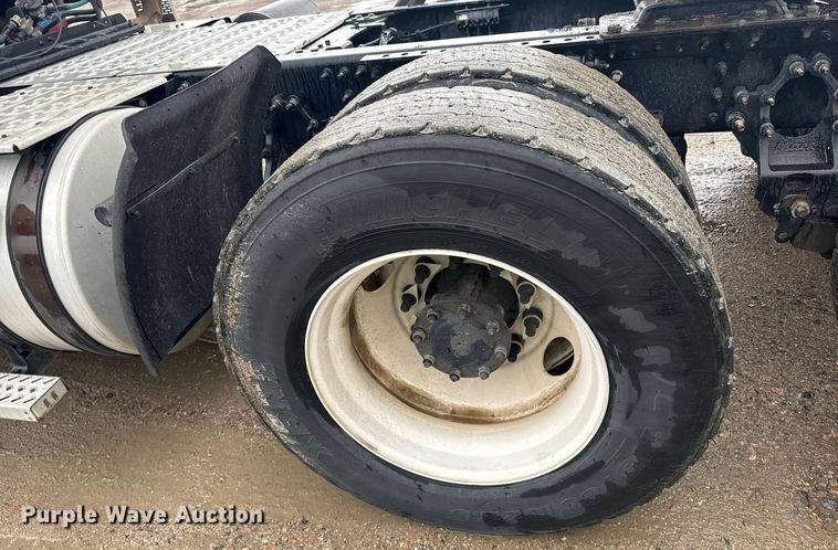 image for item DW1951 2015 Mack CXU613 semi truck