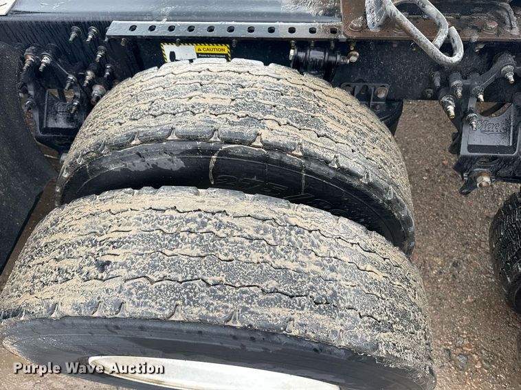 image for item DW1951 2015 Mack CXU613 semi truck