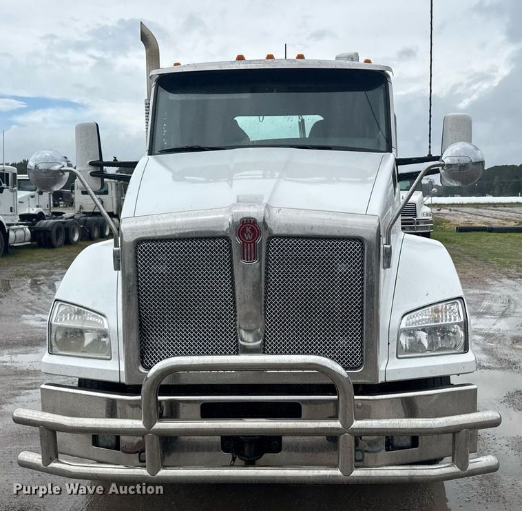 image for item DW1952 2019 Kenworth T880 semi truck