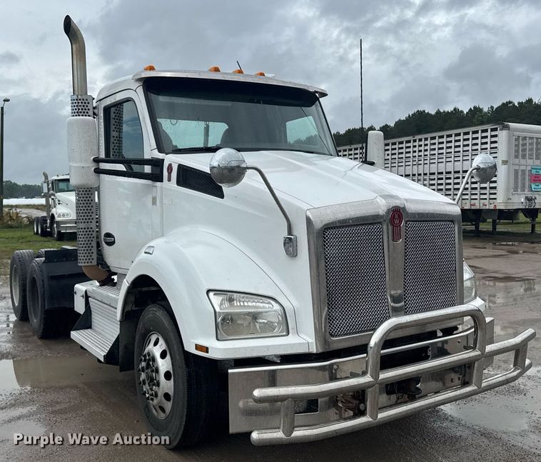 image for item DW1952 2019 Kenworth T880 semi truck